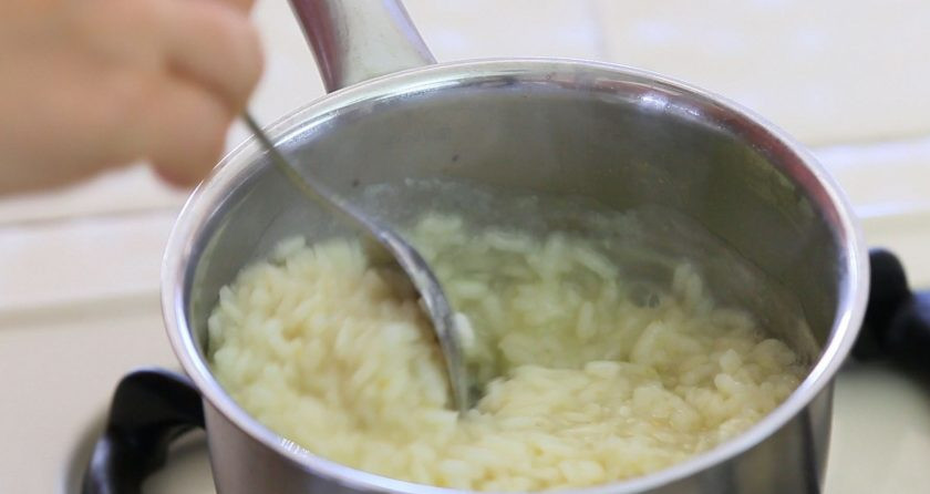 1. Этап. Рис с пармезаном: 3. Варите рис 20 минут на среднем огне до готовности.