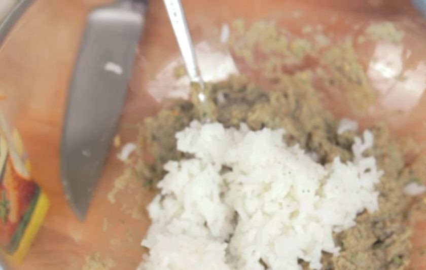 1. Этап. Тефтели в томатном соусе (вегетарианские): 5. Затем измельчите с помощью блендера баклажаны и обжаренную с луком фасоль до однородного состояния, добавьте зелень. При необходимости добавьте в фарш немного муки или отваренного риса.