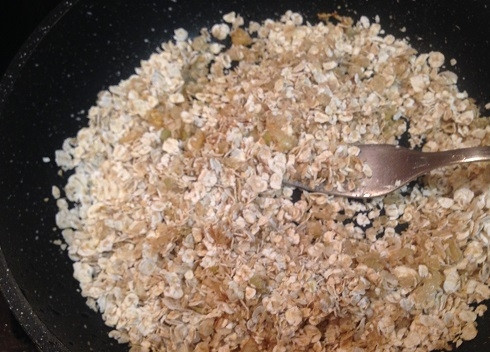 1. Этап. Мужская овсянка: 4. Когда лук обжарится до нужной вам степени, добавляем овсяные хлопья. Перемешиваем и обжарим минутку.