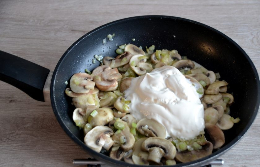 1. Этап. Зеленая гречка с грибами: Добавьте в сковороду сливки, посолите по вкусу, продолжайте тушить до готовности грибов.