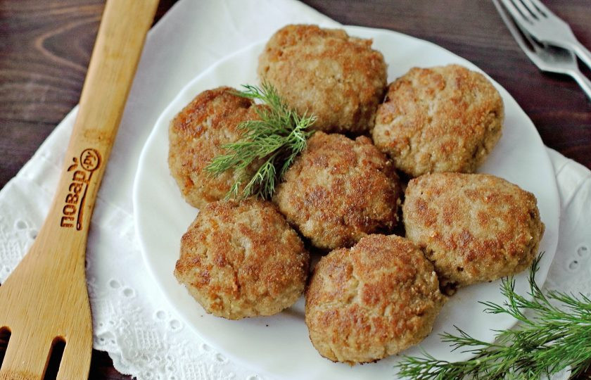 1. Этап. Котлеты из куриных ножек: Подавайте готовые котлеты из куриных ножек с любым гарниром или самостоятельно. Приятного аппетита!