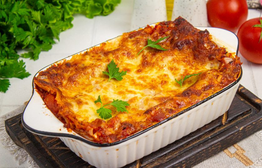 1. Этап. Лазанья с помидорами и сыром: Подавайте лазанью как в теплом, так и остывшем виде. Приятного аппетита!