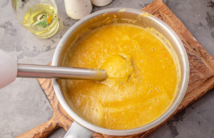 1. Этап. Суп-пюре из зеленого консервированного горошка: Готовые овощи пробейте блендером до однородной консистенции.