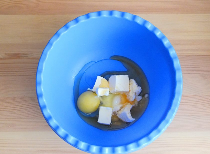 1. Этап. Кунжутное печенье без муки: В чаше смешайте мягкое масло, яйцо, разрыхлитель, соль, мёд. Взбейте до однородного состояния.