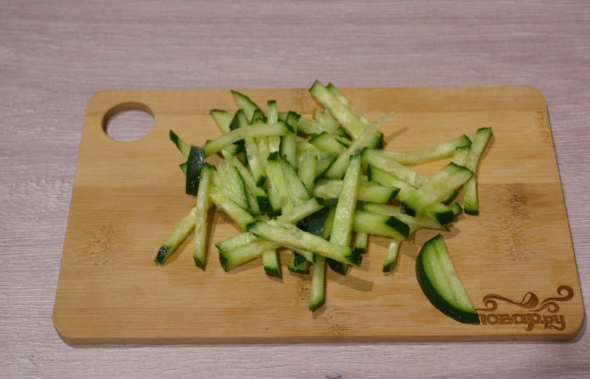 1. Этап. Салат с салями и кукурузой: Свежий огурчик нарезаем тоже соломкой. Если у огурчика жесткая шкурка, ее лучше предварительно срезать.