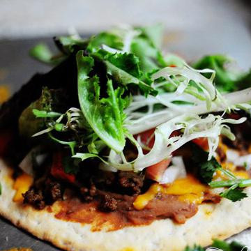 1. Этап. Мексиканская пицца: Украшаем листьями салата.