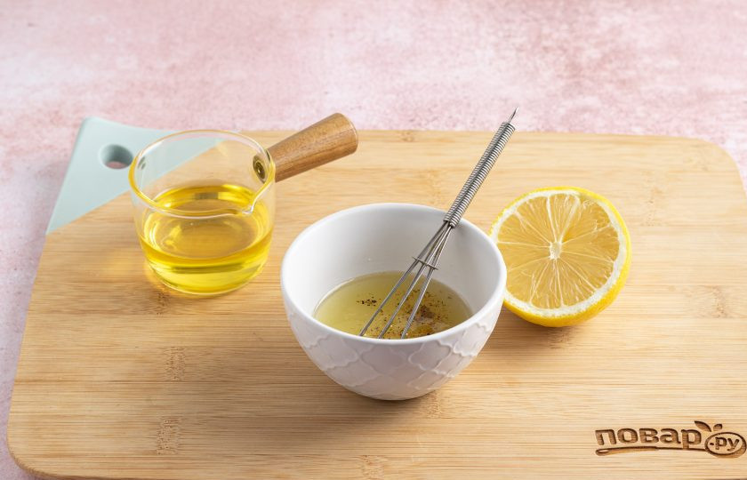 1. Этап. Салат «Разгрузочный»: Для заправки выжмите сок из лимона. Смешайте лимонной сок с оливковым маслом, добавьте соль, перец и сахар.