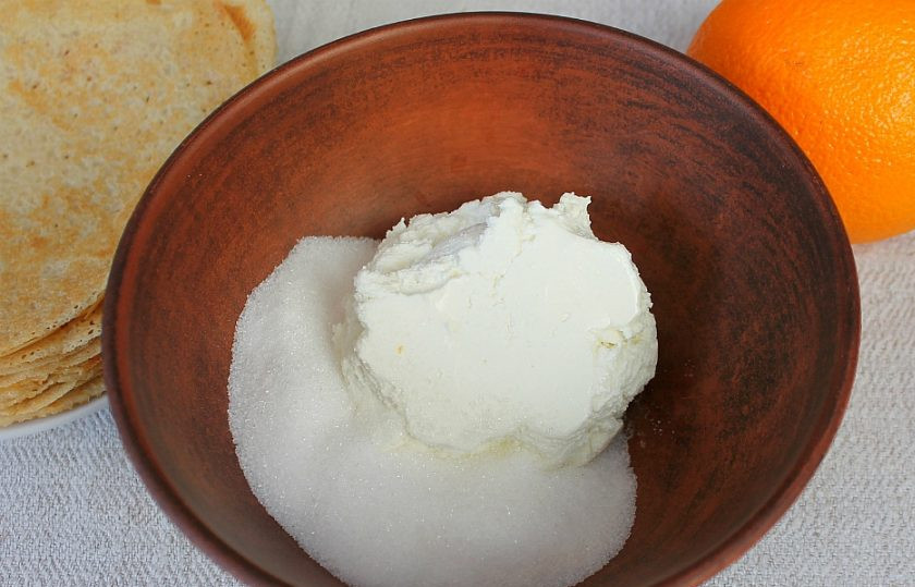 1. Этап. Тыквенная запеканка с блинами: Готовим крем. В миску кладем рикотту и насыпаем 120 грамм сахара.