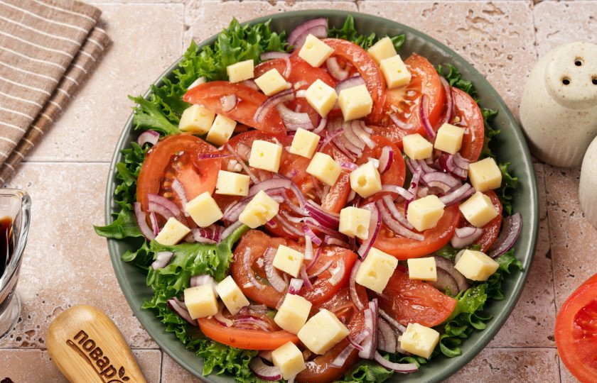 1. Этап. Салат с сыром, помидором и соевым соусом: Полейте овощи заправкой и выложите кубики сыра.