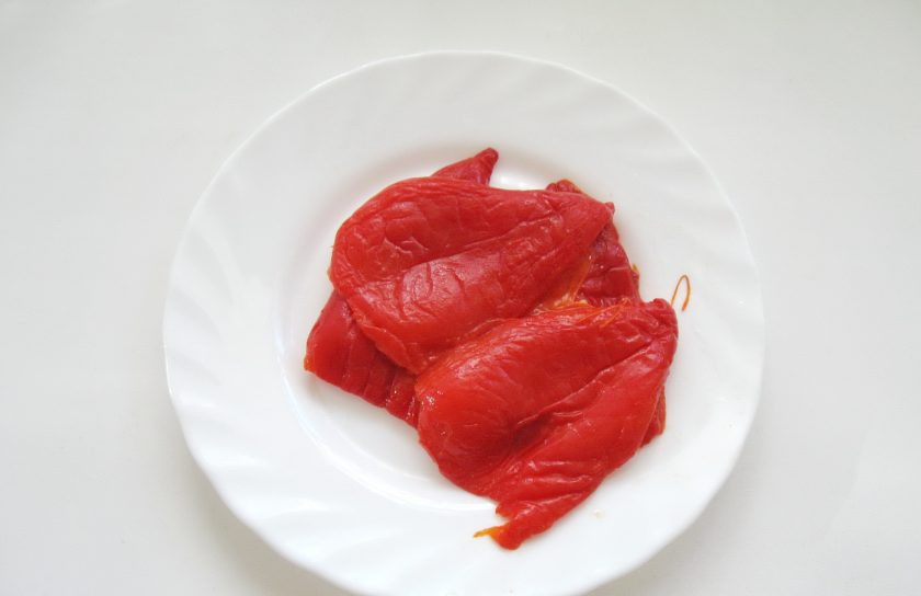 1. Этап. Сальса из печеного перца: Снимите шкурку у печеного перца.