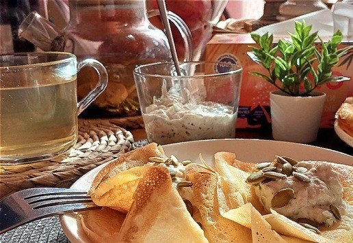 1. Этап. Блинчики Три стакана: Подаём. Я блины просто сложила вчетверо и сверху выложила намазку-начинку. Присыпала для большей пользы тыквенными семечками. На порцию достаточно по 2 блина. Конечно - кто сколько съест. Начинку можно завернуть в блины или просто по поверхности размазать. Это вкусно!