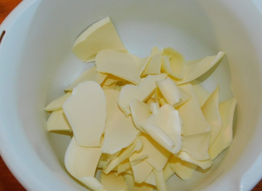 1. Этап. Песочное печенье с конфитюром: Сливочное масло размягчите. Взбейте его с сахаром в пышную массу.