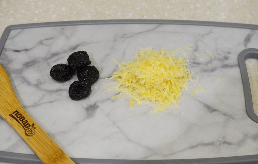 1. Этап. Свинина, запеченная с черносливом: 3. Чернослив промойте, сыр натрите.