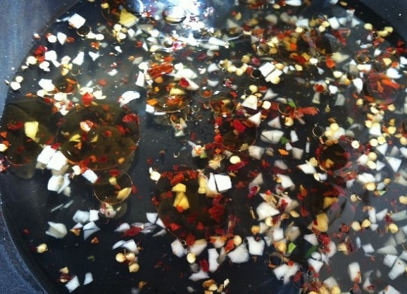 1. Этап. Соба с овощами и грибами: 1. Приготовьте соус. В сотейнике доведите до кипения воду с сахаром и солью. Затем добавьте перец и измельчённый чеснок. Через 2 минуты огонь выключите. Сразу добавьте кунжутное масло и сок. Быстро перемешайте.