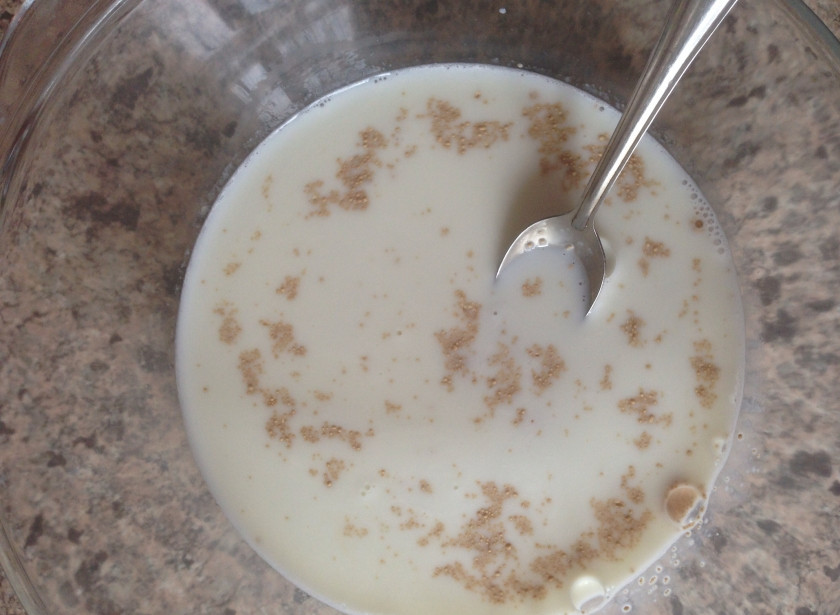 1. Этап. Пончики воздушные: Смешать молоко, дрожжи и сахар