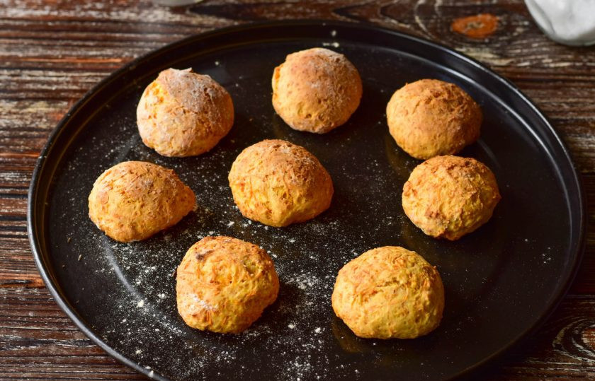 1. Этап. Морковные пряники: Отправьте пряники в разогретую до 190 градусов духовку на 20-25 минут.