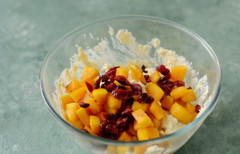 1. Этап. Диетическая тыквенная запеканка: Добавьте тыкву и сушеную клюкву, перемешайте.