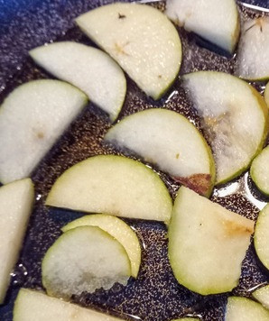 1. Этап. Салат с креветками и грушей: Нарезать грушу на мелкие пластинки и тушить в смеси апельсинового сока и меда минут 5 до образования карамели.