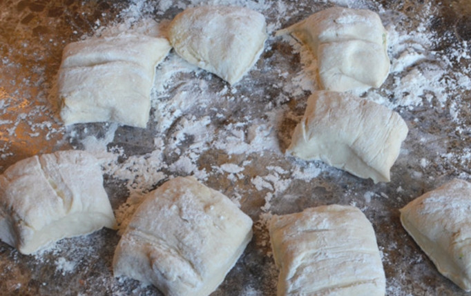 1. Этап. Пресная лепешка: Вымешайте тесто еще раз на присыпанной мукой поверхности, разделите на 8 частей.