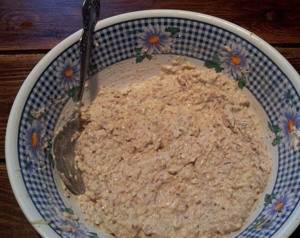 1. Этап. Мидии в духовке: 4. Затем к тертым грибам, сыру и чесноку добавьте специи, сметану. Тщательно перемешайте все компоненты до полной однородности.