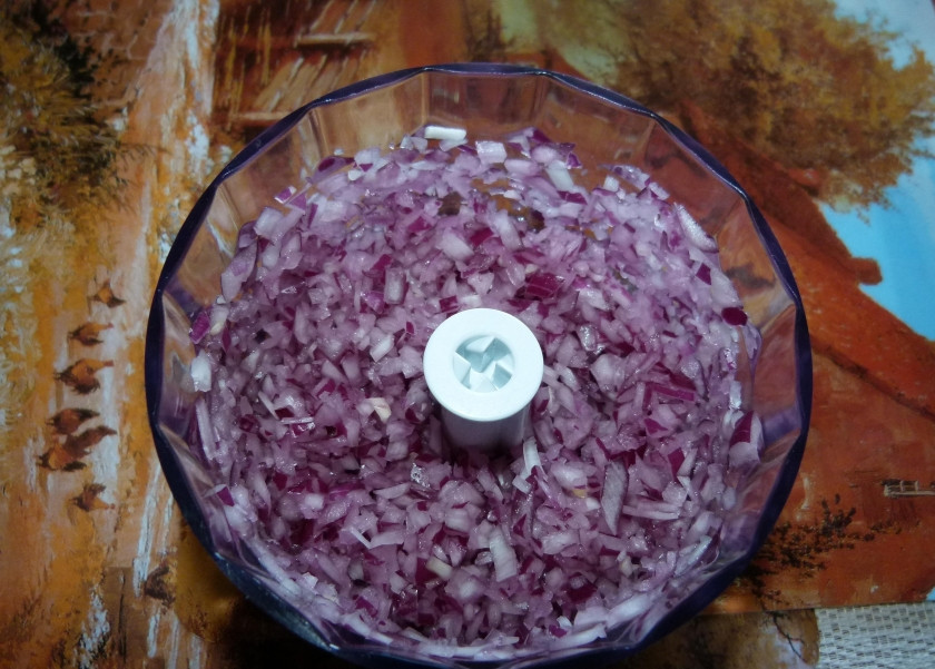 1. Этап. Ароматный запеченный фаршированный картофель: 5. Для начинки: большой красный лук чищу и ополаскиваю водой, измельчаю мелко в блендере, можно и ножом.