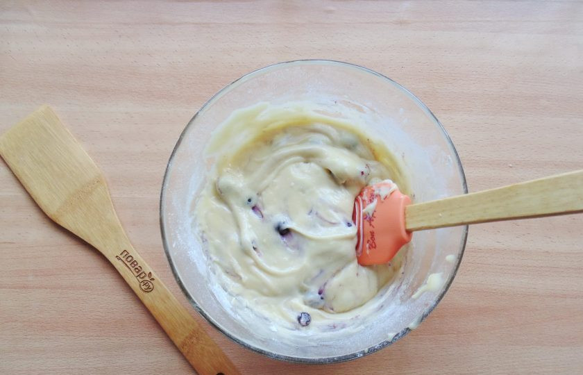 1. Этап. Простой ягодный пирог: Перемешайте тесто с ягодами.