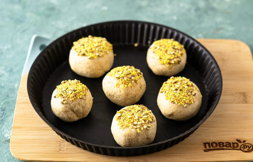 1. Этап. Булочки без глютена: Выпекайте булочки 15 минут в заранее разогретой до 175 градусов духовке. Затем убавьте температуру до 160 градусов и пеките еще 15 минут. Выключите духовку, дайте им полностью остыть.