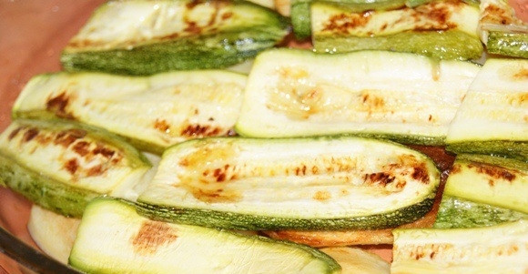 1. Этап. Мусака с картофелем: 3. Кабачки также вымыть, нарезать и слегка обжарить. Затем выложить на картофель.