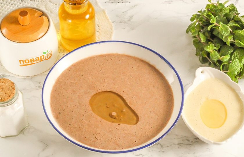 1. Этап. Шоколадные блины с рисунком: Всыпьте пшеничную муку и тщательно размешайте ее в яичной массе венчиком. Затем отлейте примерно треть теста в небольшую пиалу, а в глубокую миску с тестом всыпьте какао-порошок и тщательно перемешайте. У вас получится два вида теста: много шоколадного и чуть меньше — обычного. Влейте в шоколадное тесто 30 мл. растительного масла без аромата, а в обычное — 10 мл. и перемешайте.