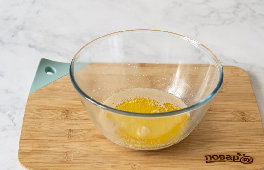 1. Этап. Постные синнабоны: Добавьте щепотку соли и растопленный маргарин.