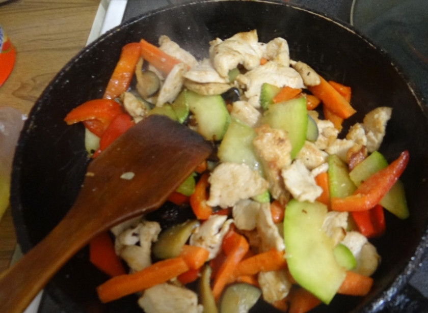 1. Этап. Гречневая лапша с курицей: Когда все овощи будут готовы, выключите огонь, выложите готовую лапшу на сковороду и перемешайте с курицей и овощами. Накройте крышкой и дайте постоять, пока вы будете накрывать на стол.