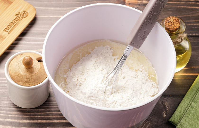 1. Этап. Блины на кефире с сыром: Перемешайте и добавьте муку.