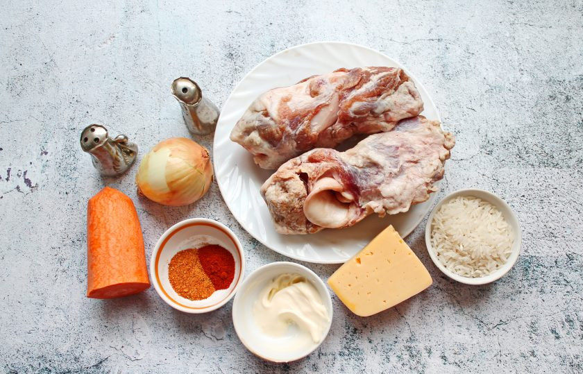 1. Этап. Фаршированные свиные калтыки: Подготовьте все необходимые ингредиенты для приготовления фаршированных свиных калтыков.