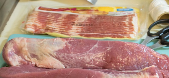 1. Этап. Рулет с плавленым сыром: 1. Свинину вымыть, хорошо обсушить и разрезать так, чтобы развернуть кусочек.