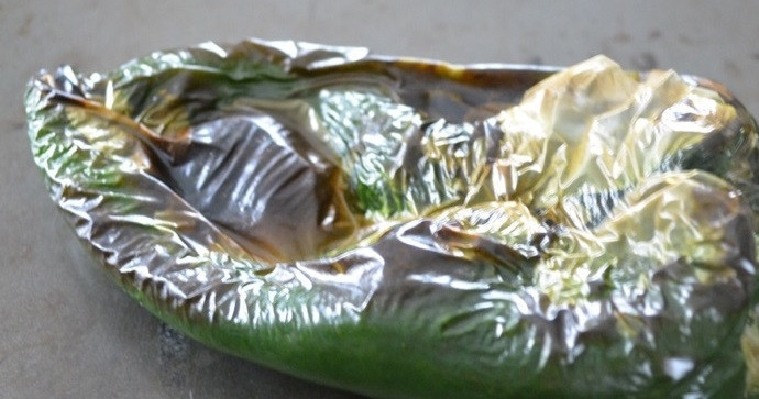 1. Этап. Куриные котлеты с зеленым перцем: 1. Вымойте перец, выложите его на противень и отправьте в разогретую до 250 градусов духовку на 10-15 минут.