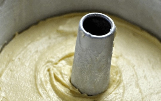 1. Этап. Сметанный корж: Добавляйте сухие ингредиенты к масляной смеси, попеременно со сметаной. Взбивайте тесто на низкой скорости миксера до однородной массы, добавив в конце экстракты лимона и миндаля.