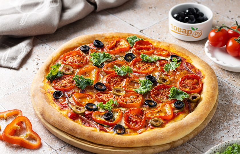 1. Этап. Овощная пицца: Перед подачей в пиццу можно добавить свежую зелень. Например, рукколу или зеленый базилик. Я добавила кейл. Овощная пицца готова, приятного вам аппетита!