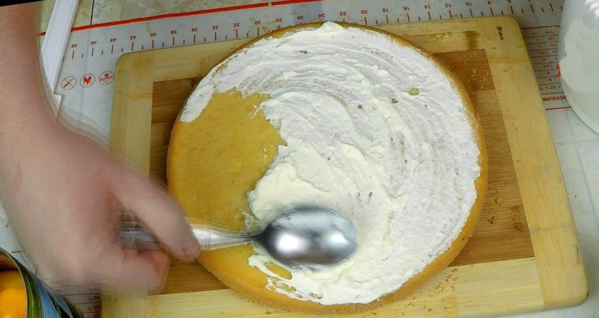 1. Этап. Бисквит Зу-Зу: Нижний корж ОБИЛЬНО пропитываю компотом от персика и смазываю тонким слоем взбитых сливок.