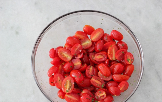 1. Этап. Запеченная треска с томатами: 3. В другой миске замаринуйте помидоры, разрезанные напополам.