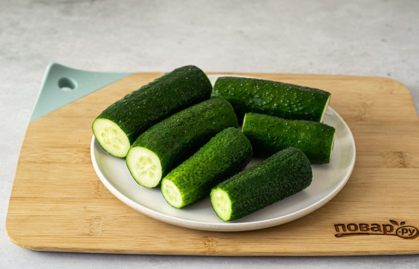 1. Этап. Быстрые малосольные огурчики: Огурцы помойте, отрежьте кончики с двух сторон.