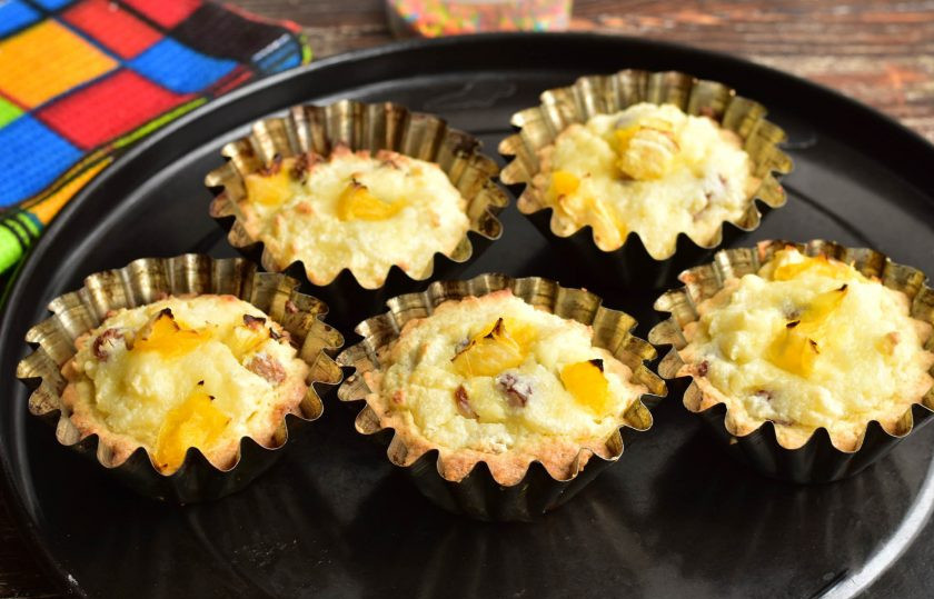 1. Этап. Тарталетки с творожным кремом и фруктами: Отправьте тарталетки в разогретую до 190 градусов духовку на 20-25 минут.