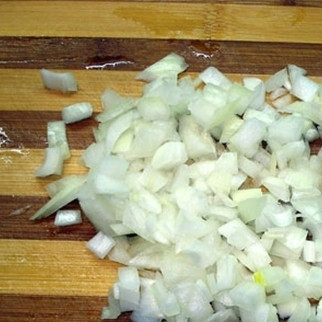 1. Этап. Гороховый суп с копчеными ребрами: Нарезаем лук