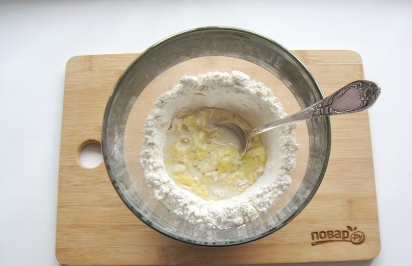 1. Этап. Тесто для вареников на минералке: Влейте немного воды. Перемешайте.