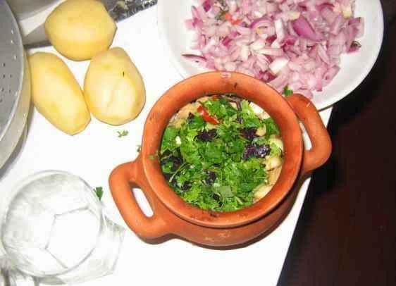 1. Этап. Запеканка Тбилисури в горшочках: Затем кладем в горшочки баклажаны и много-много зелени.