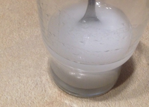 1. Этап. Соус Терияки в домашних условиях: Крахмал размешиваем в воде. Соус получится не очень густым. Чтобы сделать его гуще, возьмите 2 ложечки крахмала.