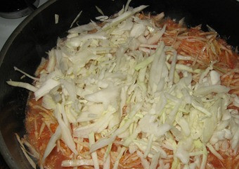 1. Этап. Рагу по-венгерски: Капусту тонко нашинкуйте и обжарьте с томатным соком.