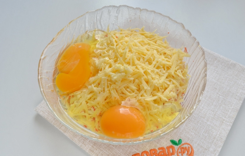 1. Этап. Котлетки из крабовых палочек: Добавьте к палочкам тертый сыр, измельченный чеснок, сырые яйца. Перемешайте. Фарш для котлет готов.