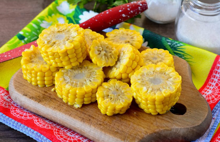 1. Этап. Кукуруза консервированная для похудения: Вареную кукурузу нарежьте на средние части, чтобы удобно было складывать в банки. В таком виде и есть будет лучше. Если будет желание кукурузу можно полностью срезать с кочанов, чтобы остались одни зерна. Но в форме бочонков - это очень интересно.