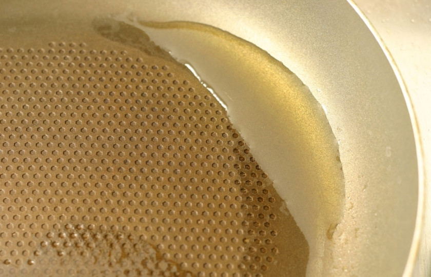 1. Этап. Бутерброд с жареной колбасой: Разогрейте в сковороде растительное масло.