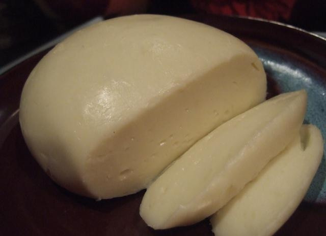 1. Этап. Творожный сыр из творога: 4. Остывшую до комнатной температуры массу перекладываем в миску, которую предварительно смазываем немного подсолнечным маслом без запаха. Отправляем на 2-3 часа в холодильник. Готовый сыр нарезаем кусочками и используем по необходимости.